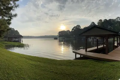 Image de Waterfront home for you and your furry friends.