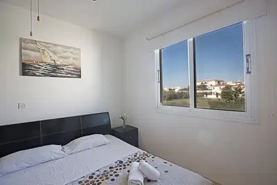 Image de Apte Pernera Dyo - Moderne 2 chambres Pernera Apt avec piscine communautaire - Pres de toutes les co