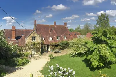 Image de Large gentrified farmhouse nr trendy Bruton, 8 bedrooms, wild swimming, sauna.
