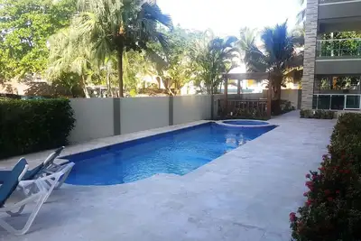 Image de Sea-views 2bd guest-friendly condo steps from beach, restaurants, shops, bars