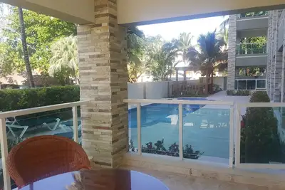 Image de Groundfloor Beachfront 2bd 2bth apartment with pool near shops/restaurants