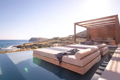 Image de Seafront 6 bedroom villa - 50m from the beach