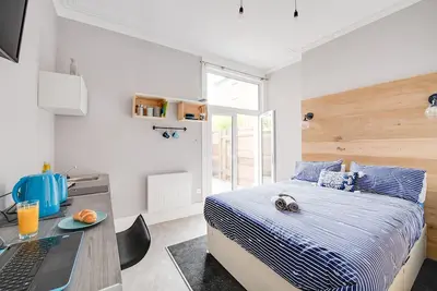 Image de Trendy, central one Bedroom Apartment with Tv And en-suite. 100% 5* Rating