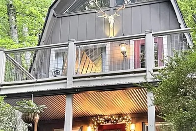 Image de Walk to Town Chalet w/ Chic Live-In Art Gallery + Bbq & Wine Shop Across Street