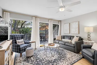 Image de Newly Renovated Luxury Villa- 5 minute walk to Beach!