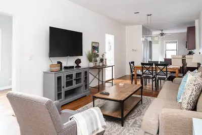 Image de A Peaceful 2br Lincoln Park Coach House - Free Parking