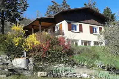 Appartement  en Rdc de Villa avec terrasse & jardin ensoleillés, vue montagne