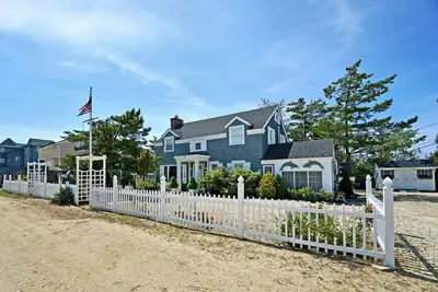 Image de Patriot's Paradise - An Oasis just 72 steps from Private Beach + Hot Tub