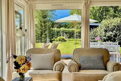 Image de Scandinavian designer oasis // Newly renovated, 1km from the sea & 2nd row to fields