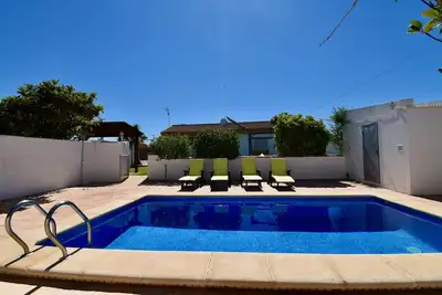 Image de Villa rustique et intime à Chiclana de la Frontera, Andalousie, Espagne avec piscine privée pour 10 personnes