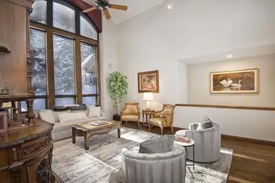 Image de Luxury Arrowhead Home | Game Room | 6 Masters | Shuttle | 1 Mi to Ski Lift