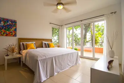 Image de Luxury top-floor penthouse in oceanfront residence, nears shops and markets