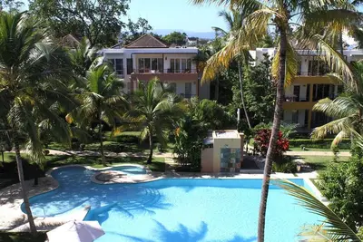 Image de Top-Floor Penthouse in beachfront residence, centrally located, 2 pools, Wifi\/Tv