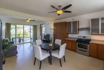 Image de Quiet top-floor beach condo, steps from shops and markets, pool, WiFi, cable Tv
