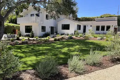 Image de Beautifully Renovated Home with Exceptional Walkability
