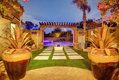 Image de New heated resort pool, jacuzzi, out door sound system, secluded courtyard. <br>