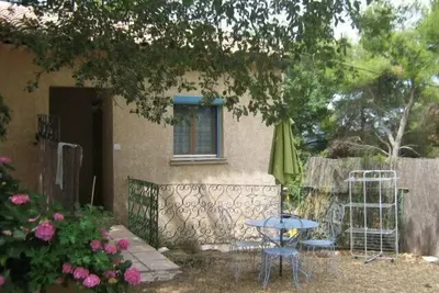 Image de Small, simple apartment in the heart of the Luberon countryside.