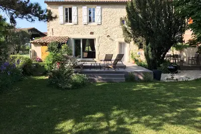 Image de Maison en pierres avec piscine proche du village