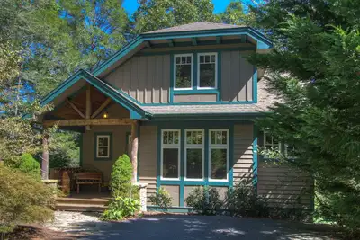 Image de Bearfoot Lodge at Echota Resort - Pool, Gym, Fishing Access! Private hot tub!