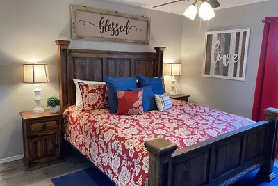 Image de ••Newly remodeled with Amazing Strip views! ! Family friendly & close to it All! !