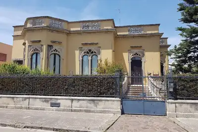 Image de Villa historique avec fresques et jardin