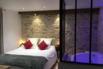 Image de ❤ Cocon à Bulles Chic vue Cathédrale avec Spa-jacuzzi ❤