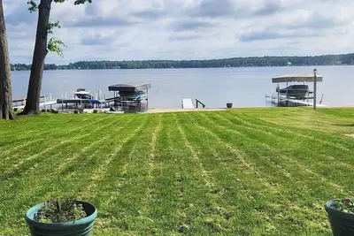Image de Lake George cottage with large lakefront lawn