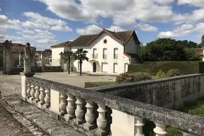 Image de Maison dans un parc de chateau, piscine, jardins à la francaise