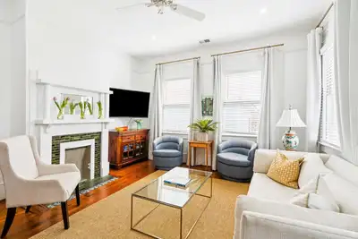 Image de B2 at Saint Philip Square, One Block to King, Grand Upstairs Apartment with Piazza