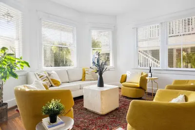 Image de A1 at Saint Philip Square, One Block to King, Vibrant Historic Retreat