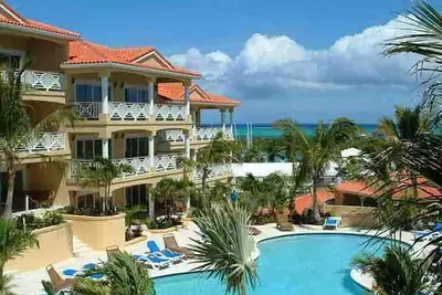Image de Entire 2 Bedroom/ 1 bathroom Apt, great Location, poolside, ocean view