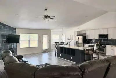 Image de Best of Both - A Tranquil Escape right off the Hwy