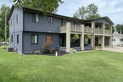 Image de Lake Views: 2nd-Story Guest Suite with Private Entrances/Yard/Parking