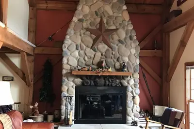 Image de Secluded Lake Front Property with private hot tub!