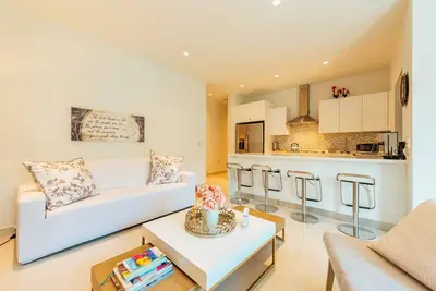 Image de Waykiri Unit A-13 Luxurious New Apartment, Noord