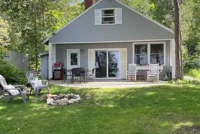 Image de Waterfront 1 bedroom and loft cottage with small private pier on Garrett Bay