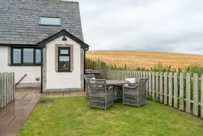Image de Daisy Cottage - One-bed cottage with hot tub, walk to the beach.