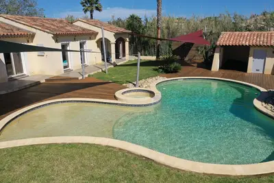 Image de Villa de standing proche des plages, piscine avec jacuzzi, jardin paysager clos