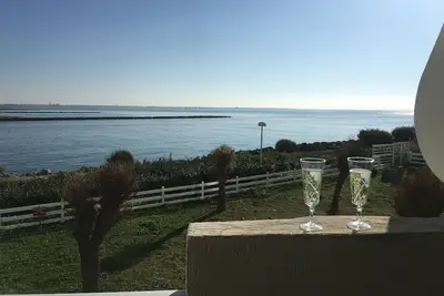 Image de Appartement entièrement renové. Vue sur mer en première ligne