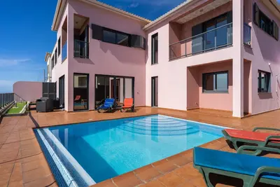 Image de Canhas Views Piscine et barbecue