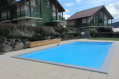 Image de Appartement duplex 6 couchages vue sur le lac. Terrasse et piscine extérieure.