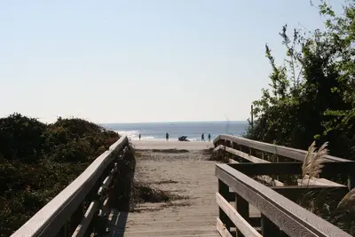 Image de End Unit Townhouse, Pool Right Outside, One Block From Beach! !