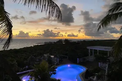 Image de Most Luxurious Beachfront 6500 soft Estate w/ pool, jacuzzi and Kayaks.