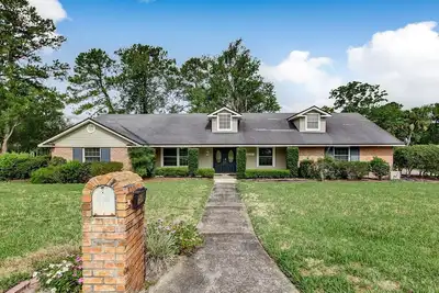 Image de Luxury spacious house with a serene lake view