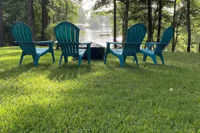 Image de Shady Mid-Lake Waterfront House In Secluded Cove