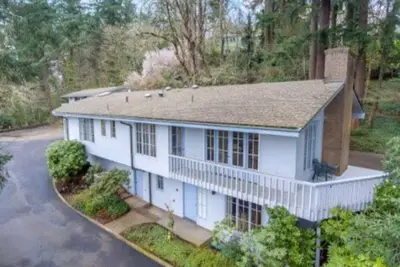 Image de Blocks from the University of Oregon with gorgeous views of the City of Eugene