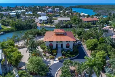 Image de Extraordinary 4k Sq Ft 6 bd/4-bth, large pool/spa & New 140 ft concrete dock! ! !