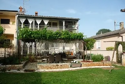 Image de Appartement dans Fažana avec terrasse, Climatisation, Wifi, Machine à laver (4957-1)