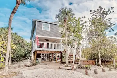 Near beach, includes golf cart, bikes, kayaks and pool, 5 stars