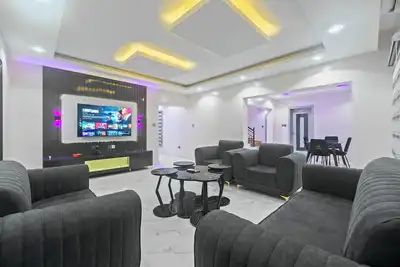 Image de Affordable 5-bedroom house in Lekki Phase 1, first round about